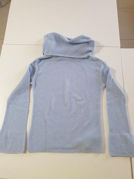 Bledomodrý  rolák s veľkým stojačikom, s