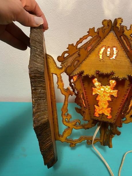 Krásna starožitná ručne robená lampa vypracovaná,