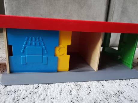 Garáž s poschodiami, autíčko,