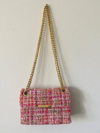 Ružová kabelka so zlatou retiazkou,