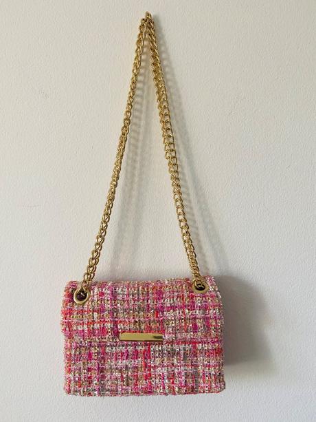 Ružová kabelka so zlatou retiazkou, 