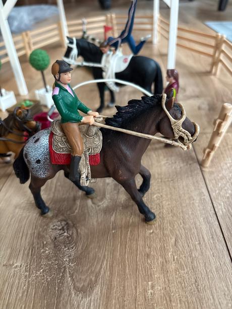 Schleich jazdecká skola s prekážkami a koňmi,