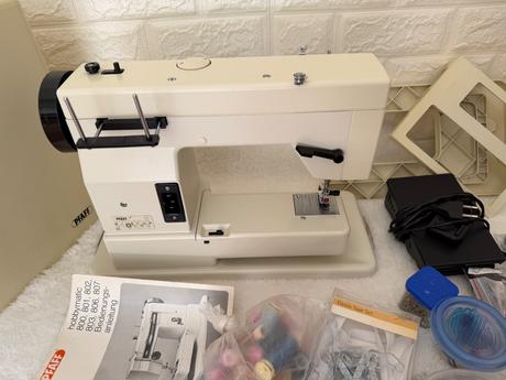Pfaff hobbymatic 803nemecký kufríkový šijací stroj,