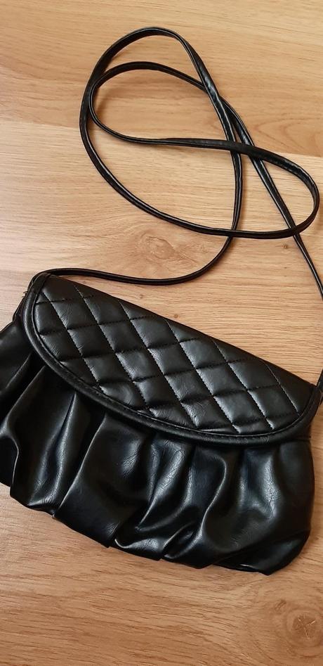 Malá čierna kabelka, 