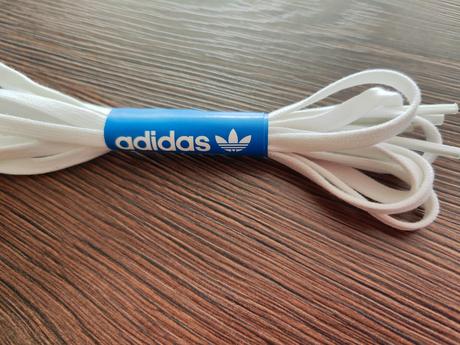 Z tenisiek adidas šnúrky, adidas