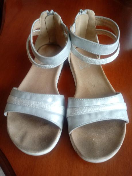Sandalky pre princezné, 33