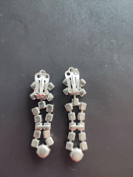 Štrasove náušnice, 