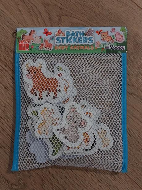 Kocky, kniha, nálepky, podložka,