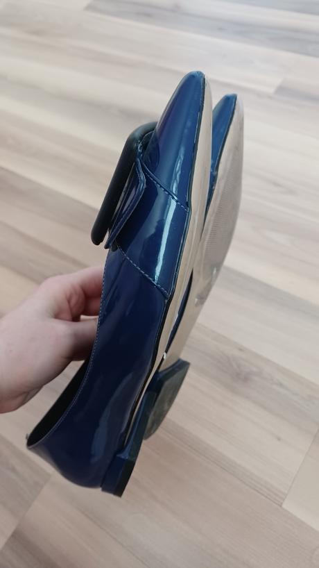 Tmavomodré baleríny, 37