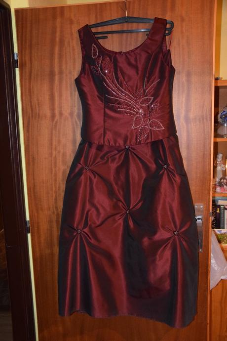 Krásne šaty bordovej farby, vyšívaný vrchný diel, 42
