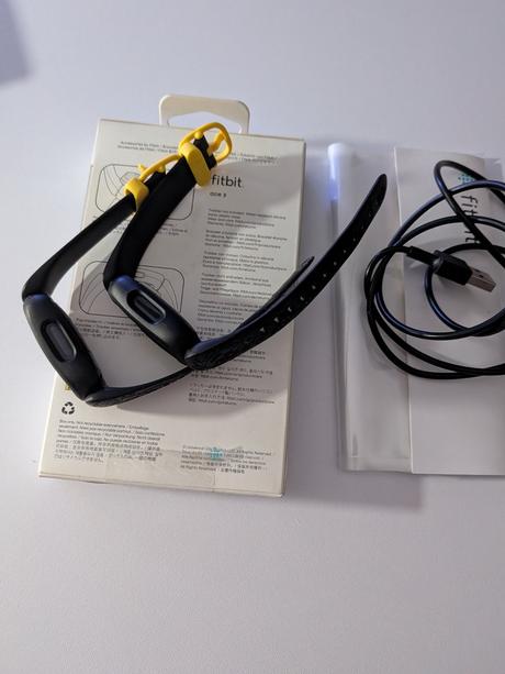Fitbit ace 3 minions special edition,