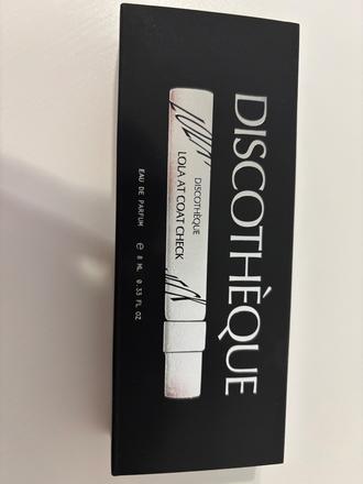 Discothèque lola at coat check, 