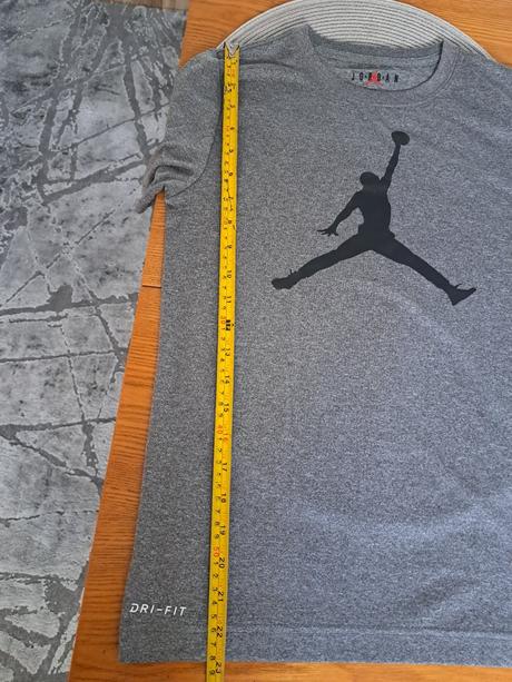 Tricka+kratasy spolu 25eur, velkost m 132az147, air jordan,140