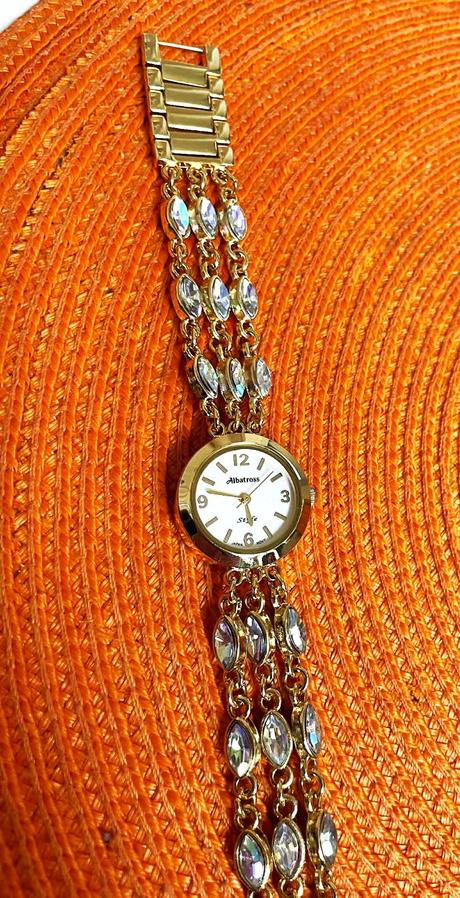 Zaujímavé hodinky s opálovými očkami, 