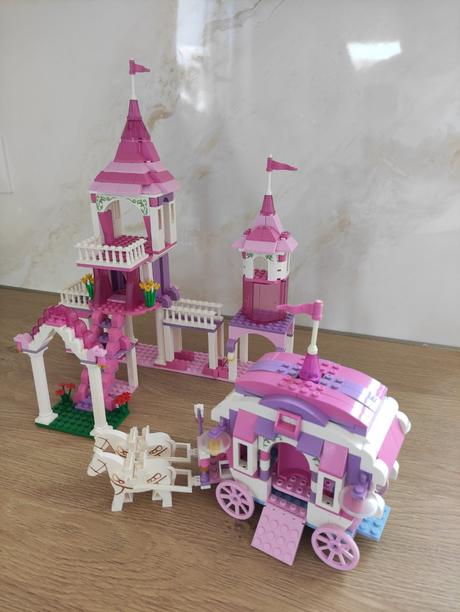 Zamok s kocom a postavickami,