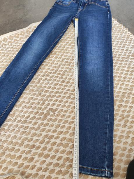 Strečové slim rifle s vysokým pásom, pull&bear,xs