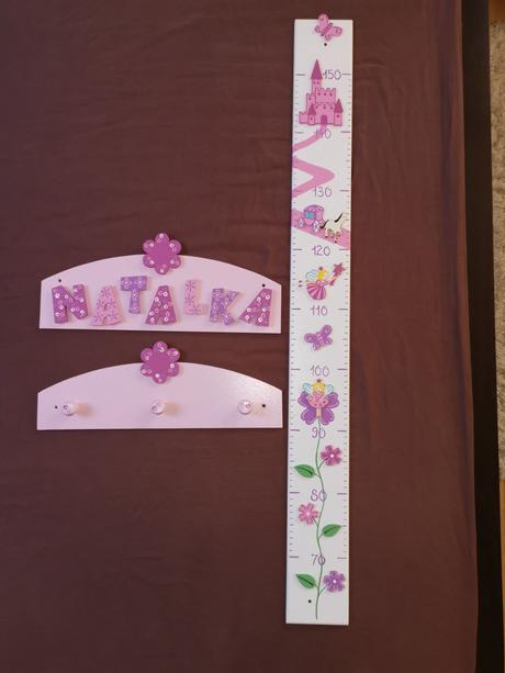 Drevený meter, vešiak a nápis pre dievčatko, 