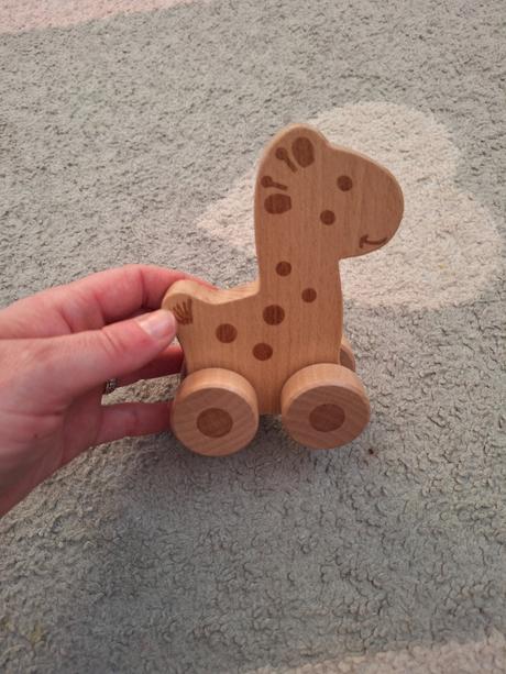 Drevená žirafa joueco, 