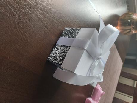 Krabička ako netradičné blahoželanie s peniažkami,