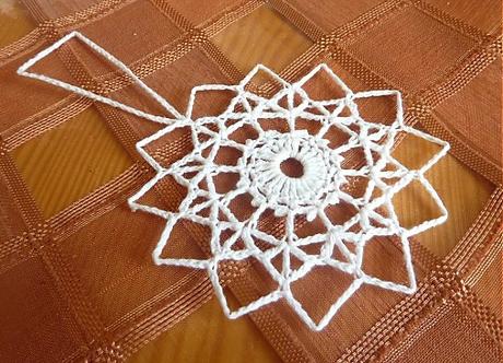 Háčkovaná ozdoba na vianočný stromček-vločka,