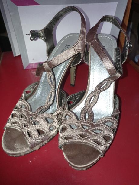 Špeciálne sandálky, 40