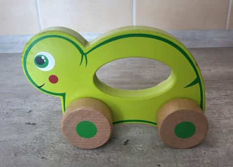 Drevená korytnačka na kolieskach, 