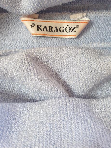 Bledomodrý  rolák s veľkým stojačikom, s