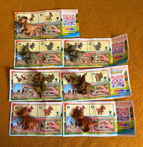 Kinder natoons dinosaury, 