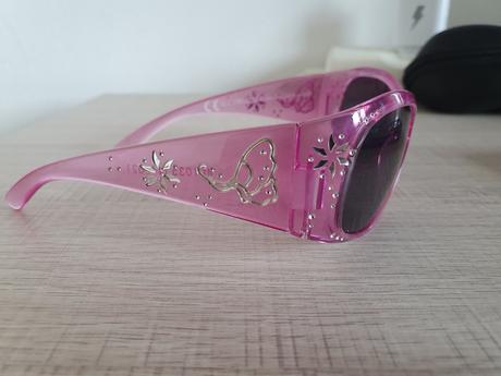 Dievcenske slnecne okuliare, 