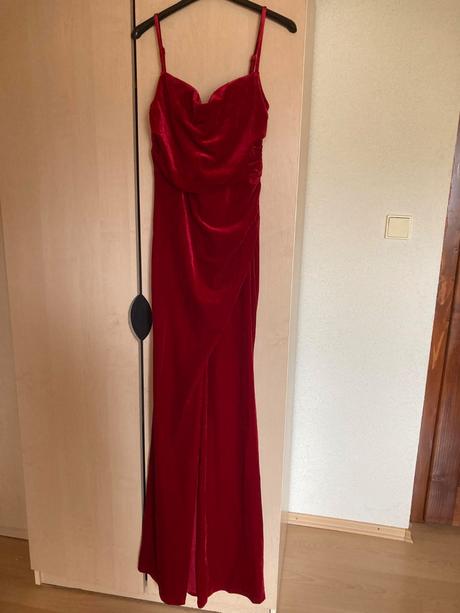 Červené šaty, m