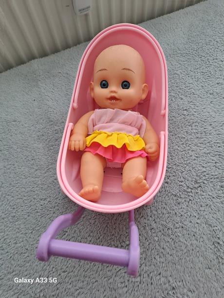 Bábika s kočiarikom/kolískou,