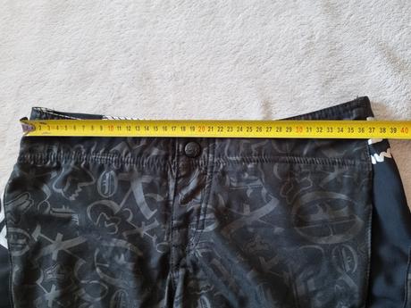 Šortky do vody a na pláž, 38