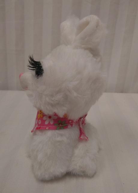 Plyšový biely zajačik s mihalnicami a šatkou 16 cm, 