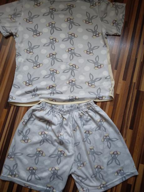 Zajačikové pyžamo, 116