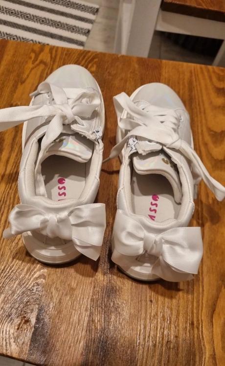 Dievcenske botasky, 36