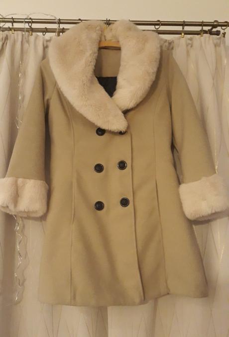 Béžový kabát s kožušinkou, s
