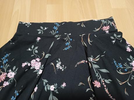 Kvietkovaná sukňa, clockhouse,m