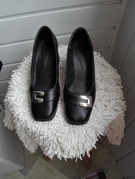 Čierné poltopanky, 37