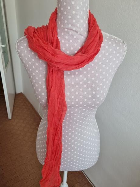 Červený krčený šál, 
