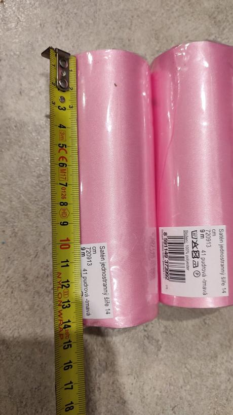 3x široké satenove stuhy,