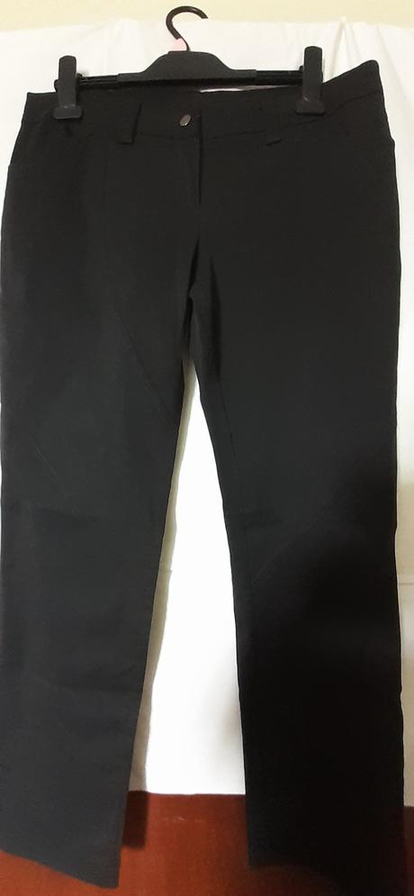 Balík oblečenia čiernej farby, 42