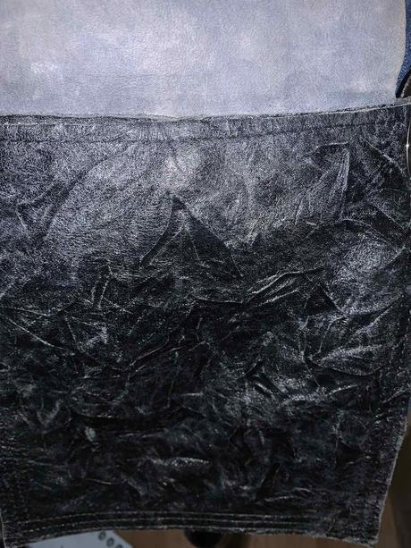 Kožená crossbody s kravskou srsťou,