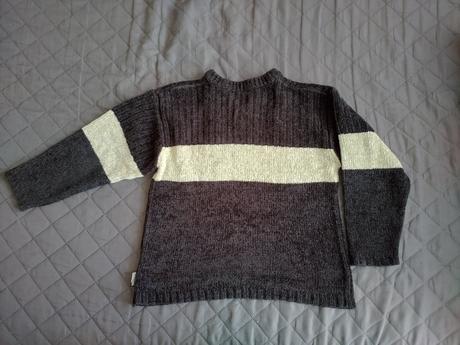 Tmavohnedý pulóver, 122