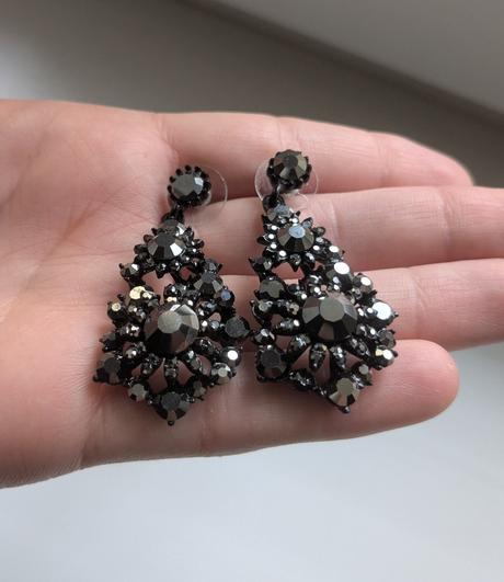 Čierne výrazné náušnice, 