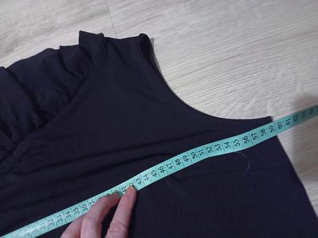 Čierne šaty na jedno rameno, 50