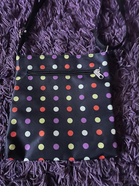 Bodkovaná kabelka cez plece, 