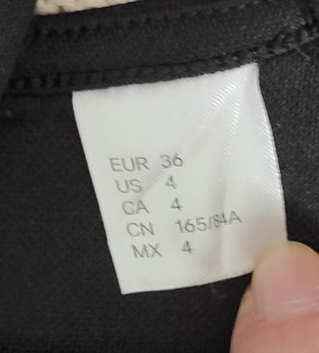 Minišaty s nápisom, 36