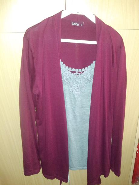 Tielko so svetrikom, 42