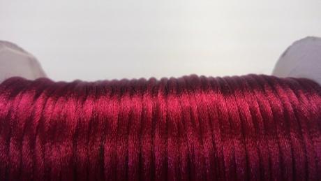 Saténová šnúrka 2,5 mm tmavo červená, 