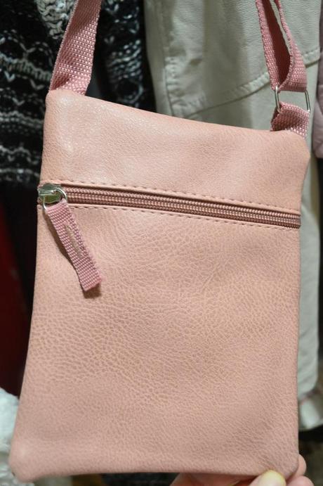 Púdrovo ružová crossbody nastaviteľný trak,